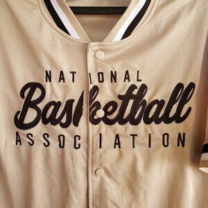 NBA Courtyard baseball short - shirt set in golden sand (XL)